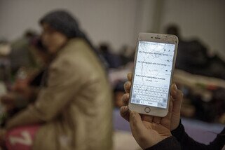 「我的朋友和她的家人全都死了。」一名年轻妇人以手机翻译功能向我们表达她的伤痛。
