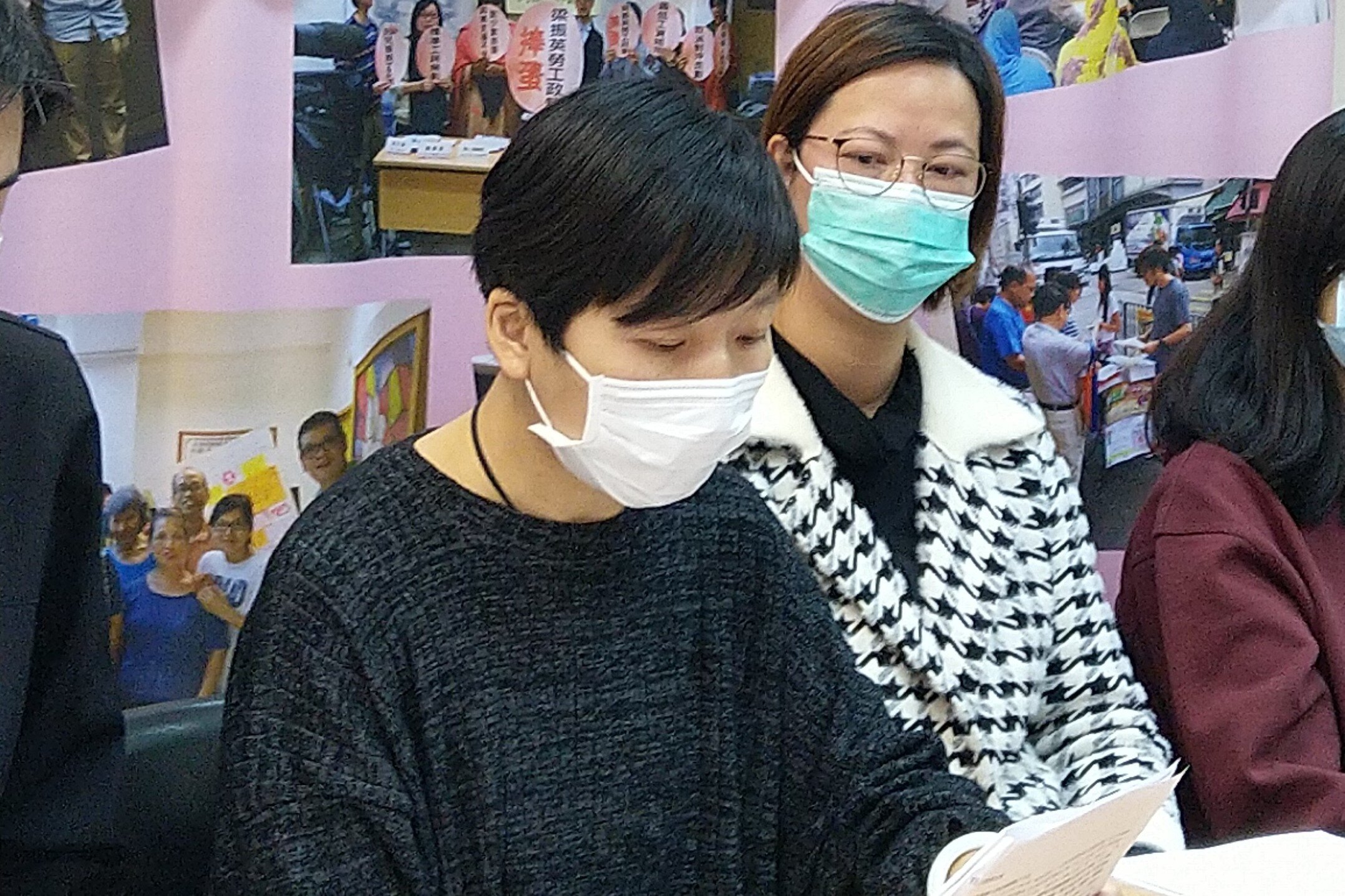 樂施會香港項目經理黃碩紅指,由於管工要求清潔工必須戴口罩才能開工,而清潔工又缺乏口罩,因為不少工友重複使用已喪失防疫功能的口罩,對清潔工以致社區也造成健康風險。