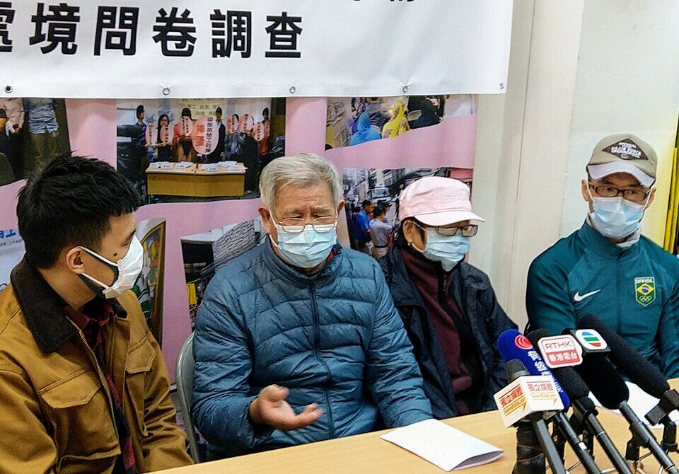 強伯(圖右三)在北區任清潔工,負責洗街。