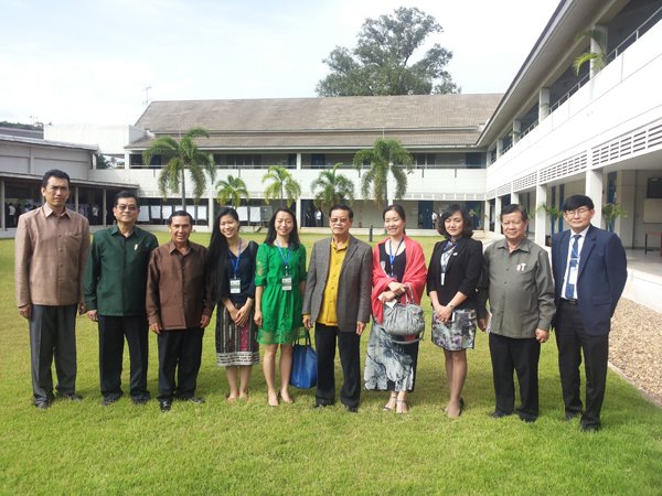 The group picture shows the Deputy Prime Minister of the Lao PDR, His Excellency Somsavat Lengsavad (fifth from the right), the Deputy Ministers of Agriculture and Forestry, Dr. Phouang Parisack (second from the right), Planning and Investment, Dr. Khamline Pholsena (second from the left), and Science and Technology, Dr. Silioudong Soundara (first from the left), the research team from Yunnan Agricultural University (third and the fourth from the right, and fifth from the left), and Oxfam Hong Kong’s staff (fourth from the left).