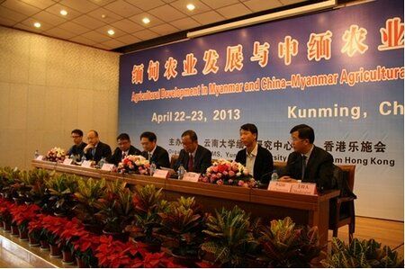 Guests participating in the opening ceremony chaired the conference (from right to left): Professor Chenyang Li, Deputy Director of Humanities at Yunnan University and Director of Myanmar Studies Center of Yunnan University, Zhigang Hao, Director of the Policy Planning Department of Ministry of Foreign Affairs, U Tin Htut Oo, Chairman of National Economic and Social Advisory Council of Myanmar, Professor Xian Xiao, Vice President of Yunnan University, U Zaw Zaw Soe, Minister-Counsellor of the Embassy of Myanmar in China, Peng Wu, Director of the Department for International Development China at Foundation for Poverty Alleviation, and Kevin May, Programme Manager with Oxfam Hong Kong.