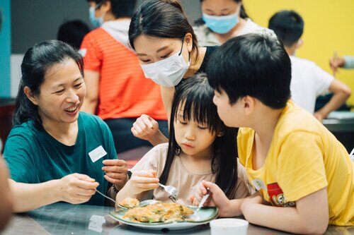 Cherry和子女参加了两次亲子烹饪班，即使小朋友本来不爱吃这些食物，他们也觉得自己煮的东西特别好吃，例如阿妹平时一点都不会吃红萝卜，但她没有特别挑出来，还吃得很高兴。