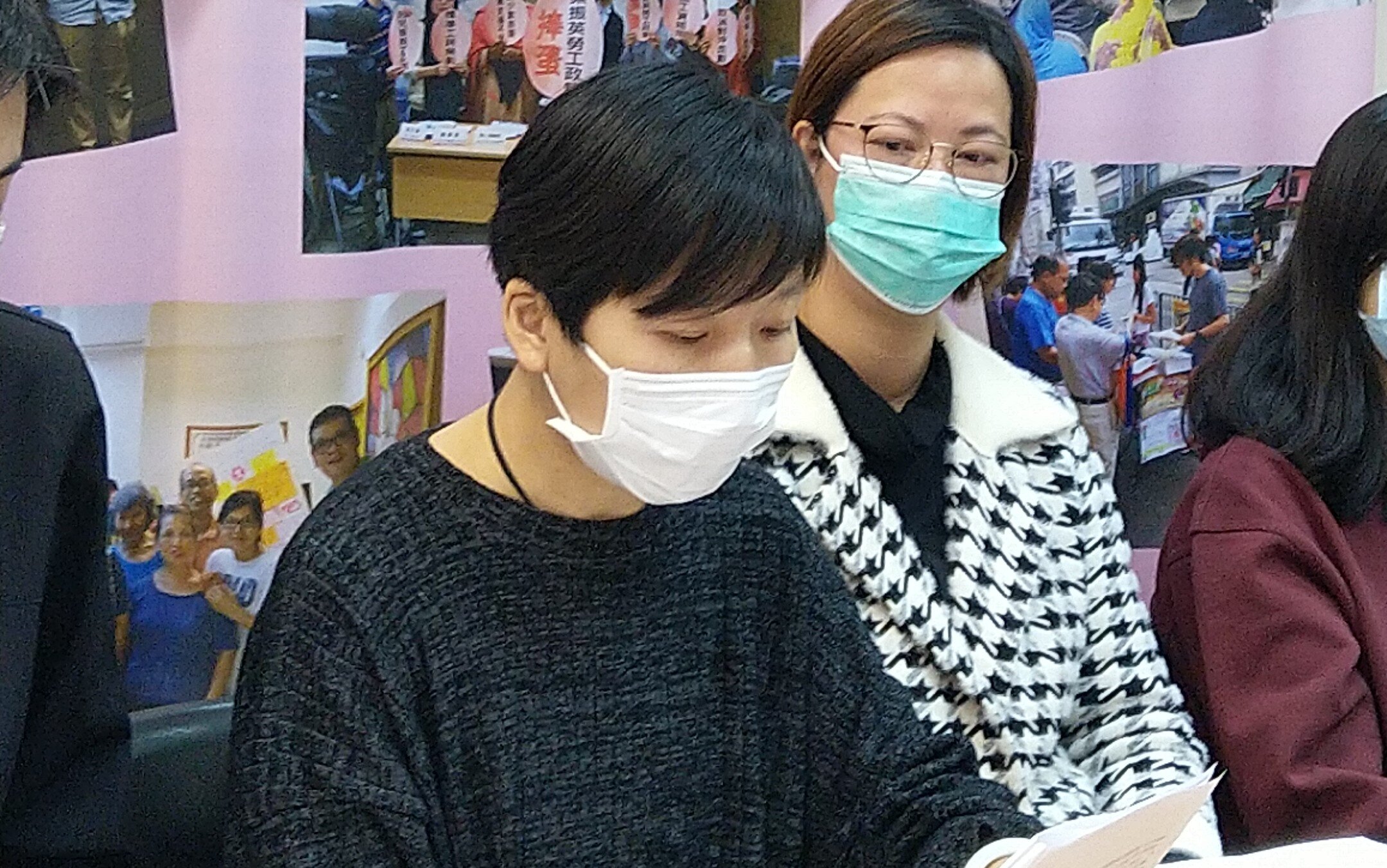 乐施会香港项目经理黄硕红指,由于管工要求清洁工必须戴口罩才能开工,而清洁工又缺乏口罩,因为不少工友重复使用已丧失防疫功能的口罩,对清洁工以致社区也造成健康风险。