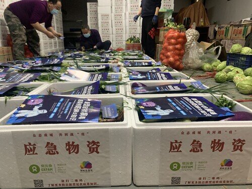 在蘭州,為貧困家庭發放的蔬菜箱內放了防疫知識傳單。