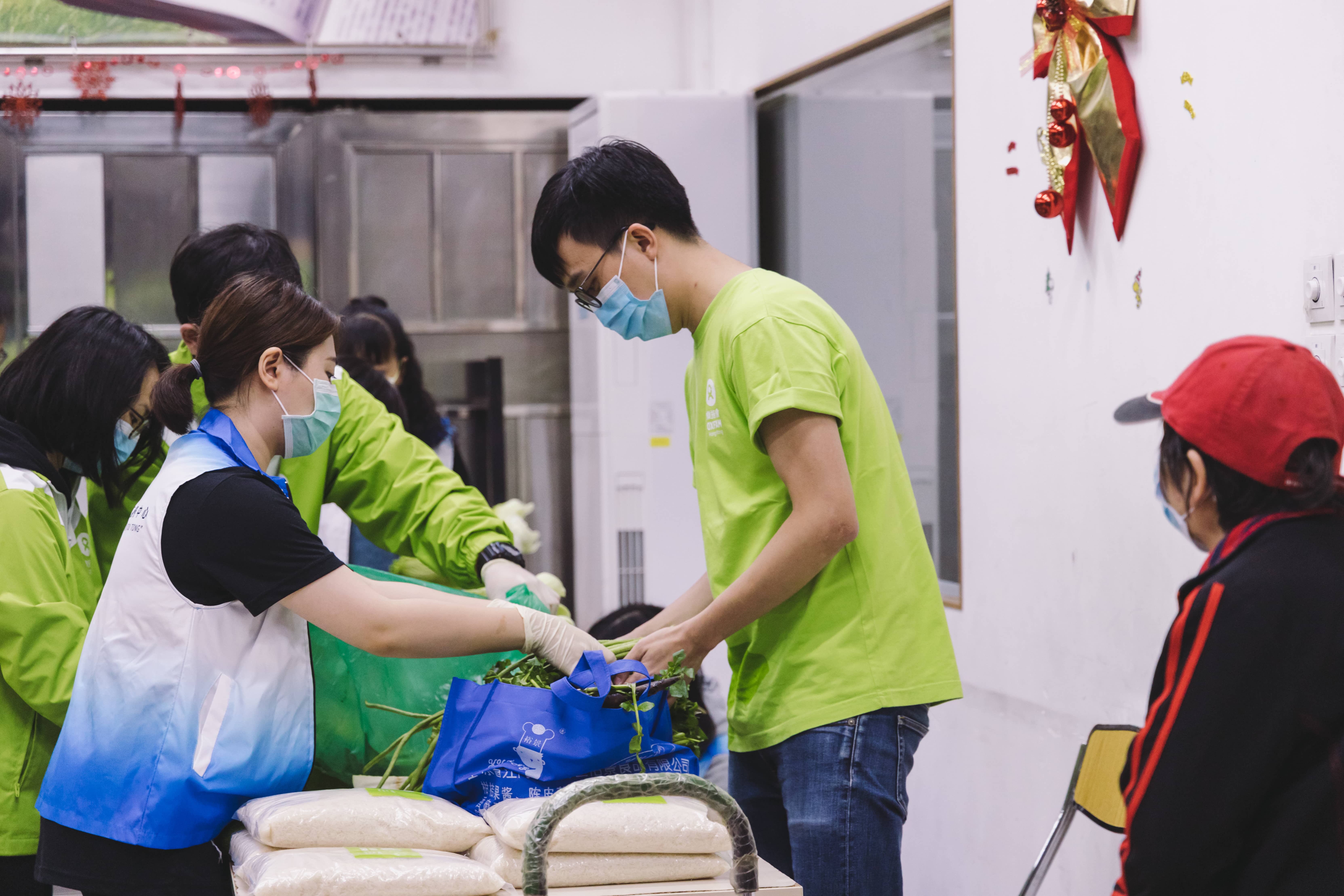 We grouped and checked all vegetables and food before redistributing them to people in need. (Photo: Pui Cheng Lei / Oxfam)