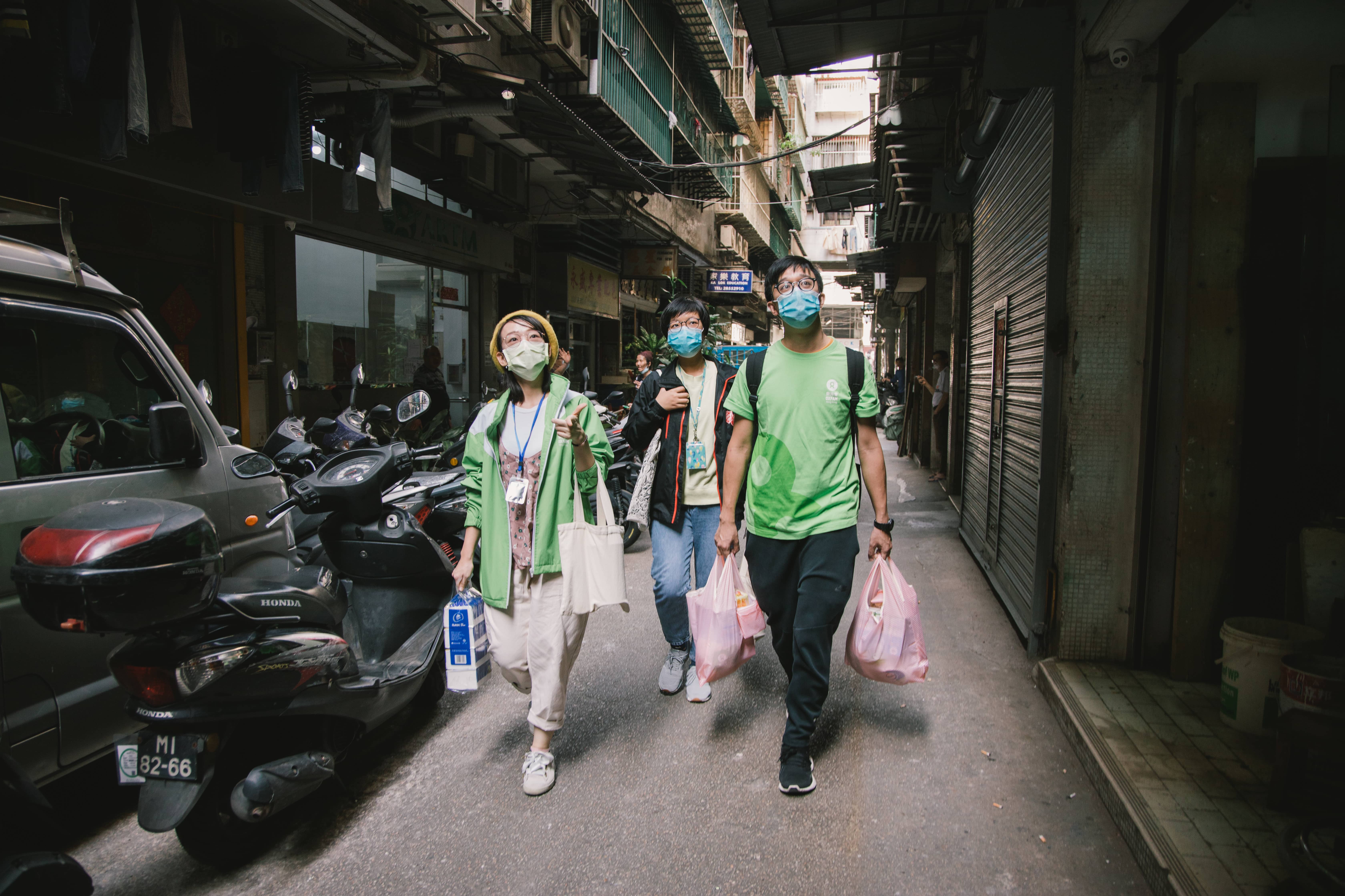 我們亦因應部份家庭的特別需要,與夥伴團體上門派發樂施米及其他防疫物資。(攝影︰Pui Cheng Lei / 樂施會)