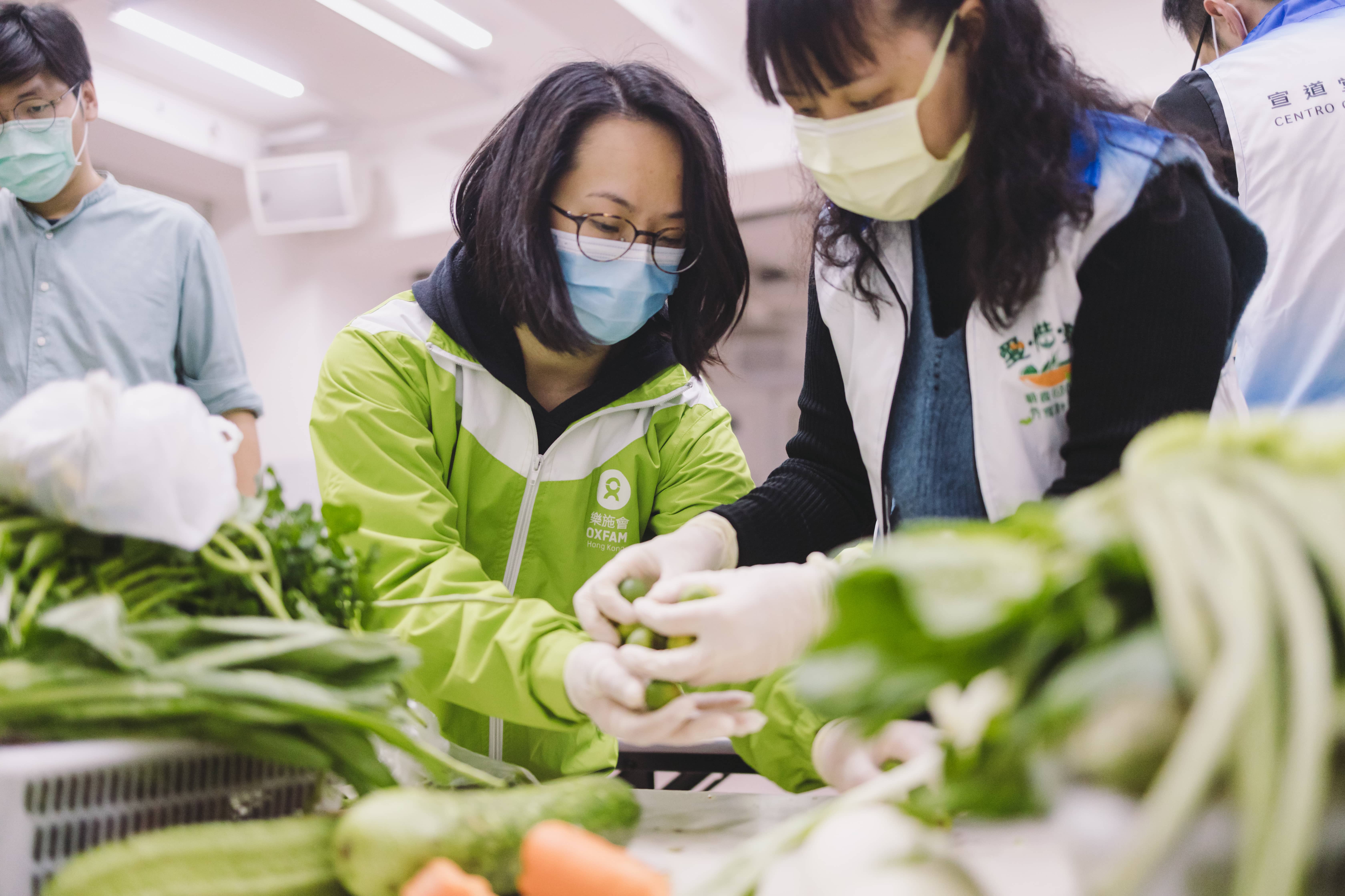 Together with our partner, we checked the rescued food meticulously, and threw away the rotten parts of vegetables. (Photo: Pui Cheng Lei / Oxfam) 